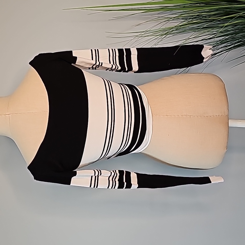 Nadia Tarr Cropped Long Sleeve Top - Picture 4 of 8